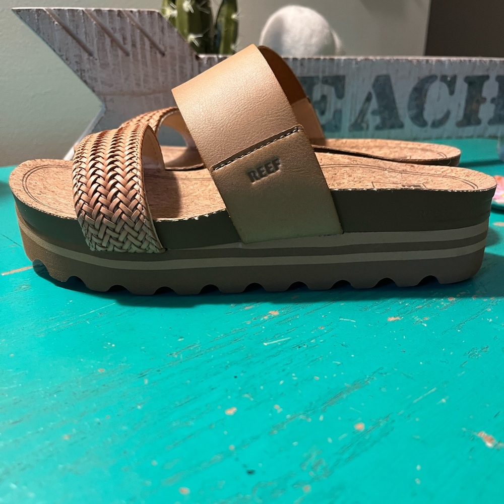 Reef Cushion Vista HI Brown Woven Strap Platform Sandals

Worn once